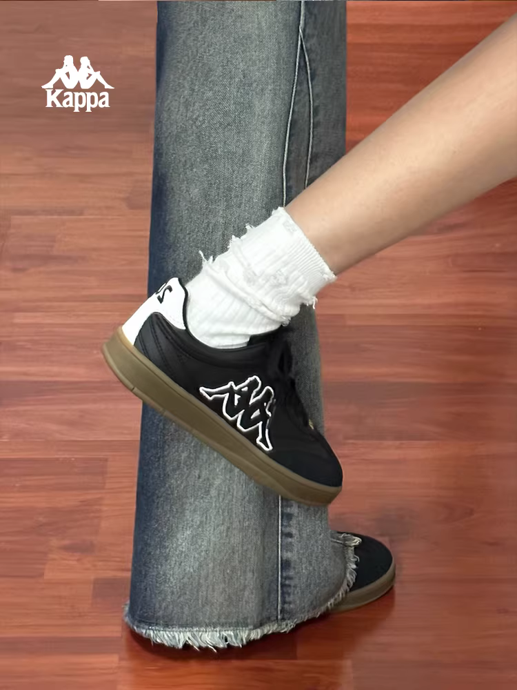 Giày thể thao nữ KappaTIFO màu đen, kiểu dáng cổ điển, đế mềm, mùa đông 2025, phong cách thể thao, năng động.