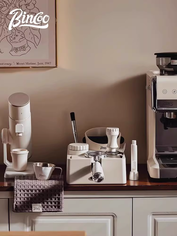 Bộ dụng cụ đa năng Bincoo gồm đế ép cà phê, dụng cụ phân phối bột, dụng cụ ép cà phê, hộp đựng và giá đỡ tay cầm máy pha cà phê.