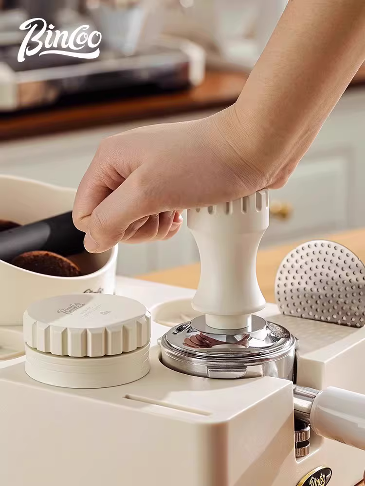 Bộ dụng cụ đa năng Bincoo gồm đế ép cà phê, dụng cụ phân phối bột, dụng cụ ép cà phê, hộp đựng và giá đỡ tay cầm máy pha cà phê.