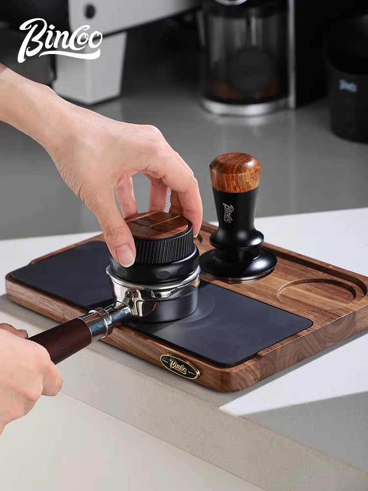 Bộ dụng cụ pha cà phê kiểu Ý Bincoo: đế ép cà phê, bảng phân phối cà phê, bảng đa năng, chất liệu gỗ óc chó, kích thước 51/58mm, dùng được cho nhiều loại máy.
