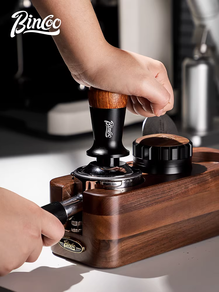 Bộ máy pha cà phê Bincoo có đế gỗ nguyên khối, kèm dụng cụ nén cà phê, dụng cụ phân phối cà phê, phụ kiện pha cà phê espresso, hộp đựng bã cà phê, hộp đựng đồ.