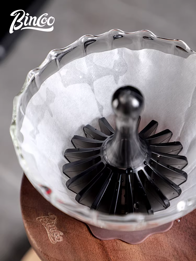 Phin pha cà phê Bin Coo Coffee Tritan kiểu Pour-over V60, giấy lọc hình nón Origami, giấy lọc dạng bánh, sử dụng máy ép nhựa.