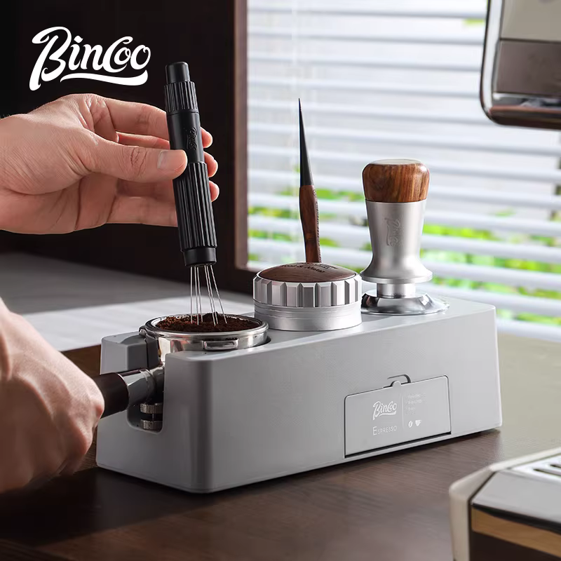 Bộ dụng cụ nén cà phê Bincoo ba món gồm đế, búa nén, tay cầm đa năng, khăn lau và dụng cụ phân phối bột 51/58mm
