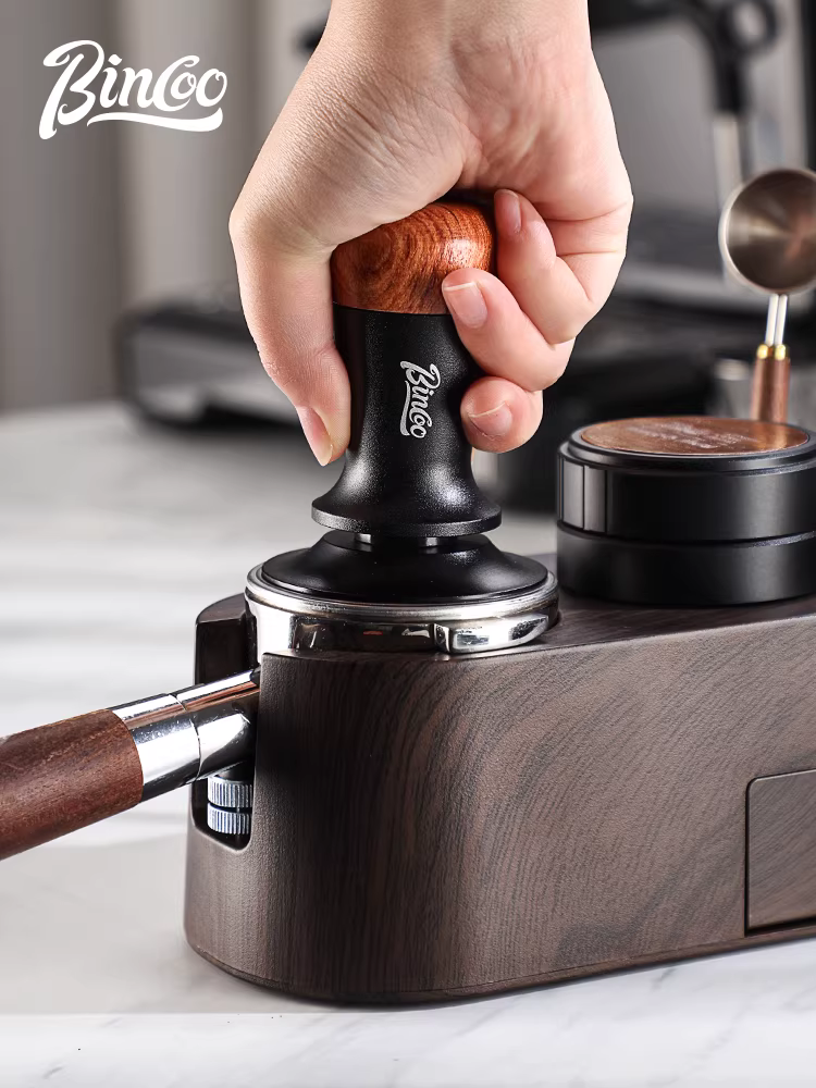 Bộ dụng cụ đa năng kiểu Ý Bincoo vân gỗ, gồm hộp đựng bã cà phê, máy ép bột, kích thước phổ thông 51/58mm