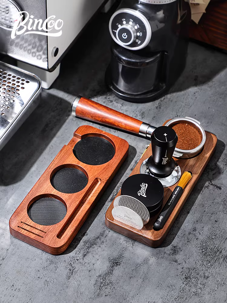 Đế ép cà phê Bincoo với hộp đựng bằng gỗ óc chó, dụng cụ phân phối bột, bàn chải, lưới phân phối nước phụ và dụng cụ ép.