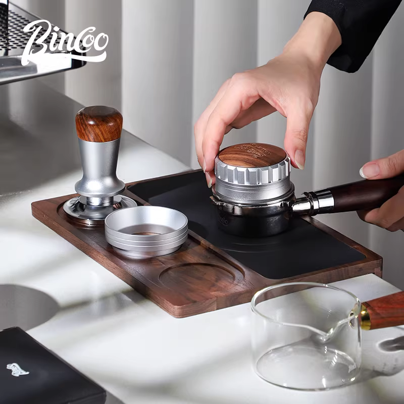 Bộ dụng cụ tamper cà phê Bincoo bằng gỗ nguyên khối, kèm giá đỡ, thanh đỡ góc quầy bar, thảm tamper đa năng 51/58mm