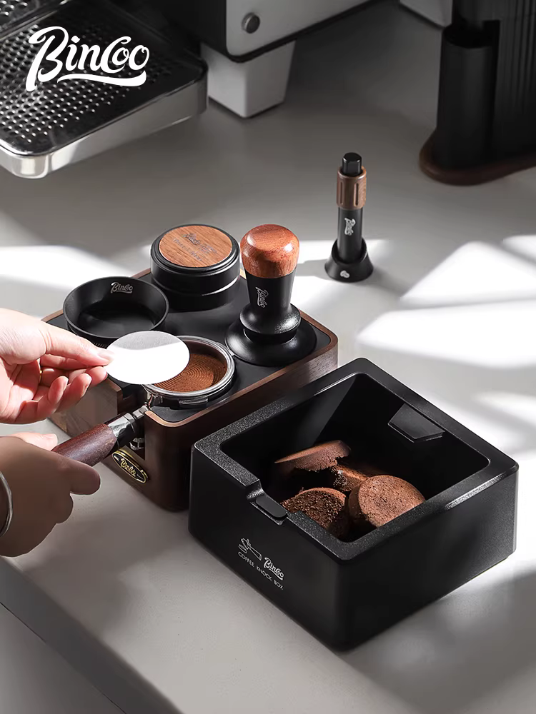 Bộ dụng cụ pha cà phê đa năng kiểu Ý Bincoo làm bằng gỗ óc chó, gồm đế ép cà phê, dụng cụ phân phối cà phê và hộp đựng, kích thước 51/58mm, dùng được cho nhiều loại máy.