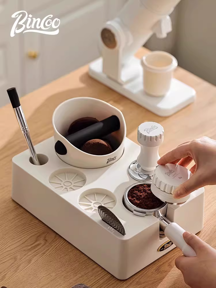 Bộ dụng cụ đa năng Bincoo gồm đế ép cà phê, dụng cụ phân phối bột, dụng cụ ép cà phê, hộp đựng và giá đỡ tay cầm máy pha cà phê.