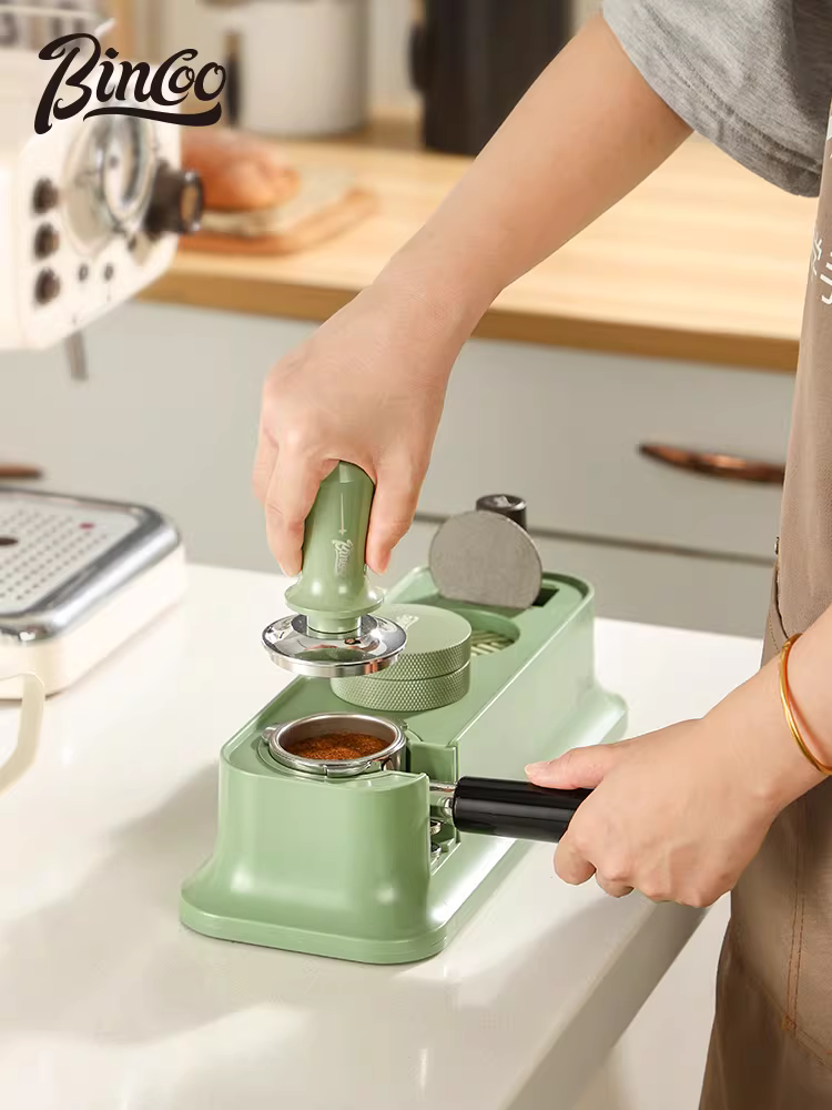 Bộ dụng cụ pha cà phê Bincoo Matcha Green Italian gồm dụng cụ nén cà phê 51/58mm, dụng cụ phân phối bột, đế đàn hồi và hộp đựng.