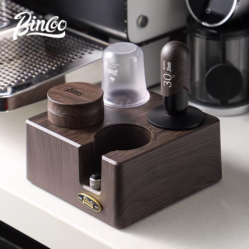 Bộ dụng cụ pha cà phê Bincoo gồm dụng cụ nén cà phê, bộ phân phối và đế cho máy pha cà phê espresso, bộ ba món màu vân gỗ kèm hộp đựng.