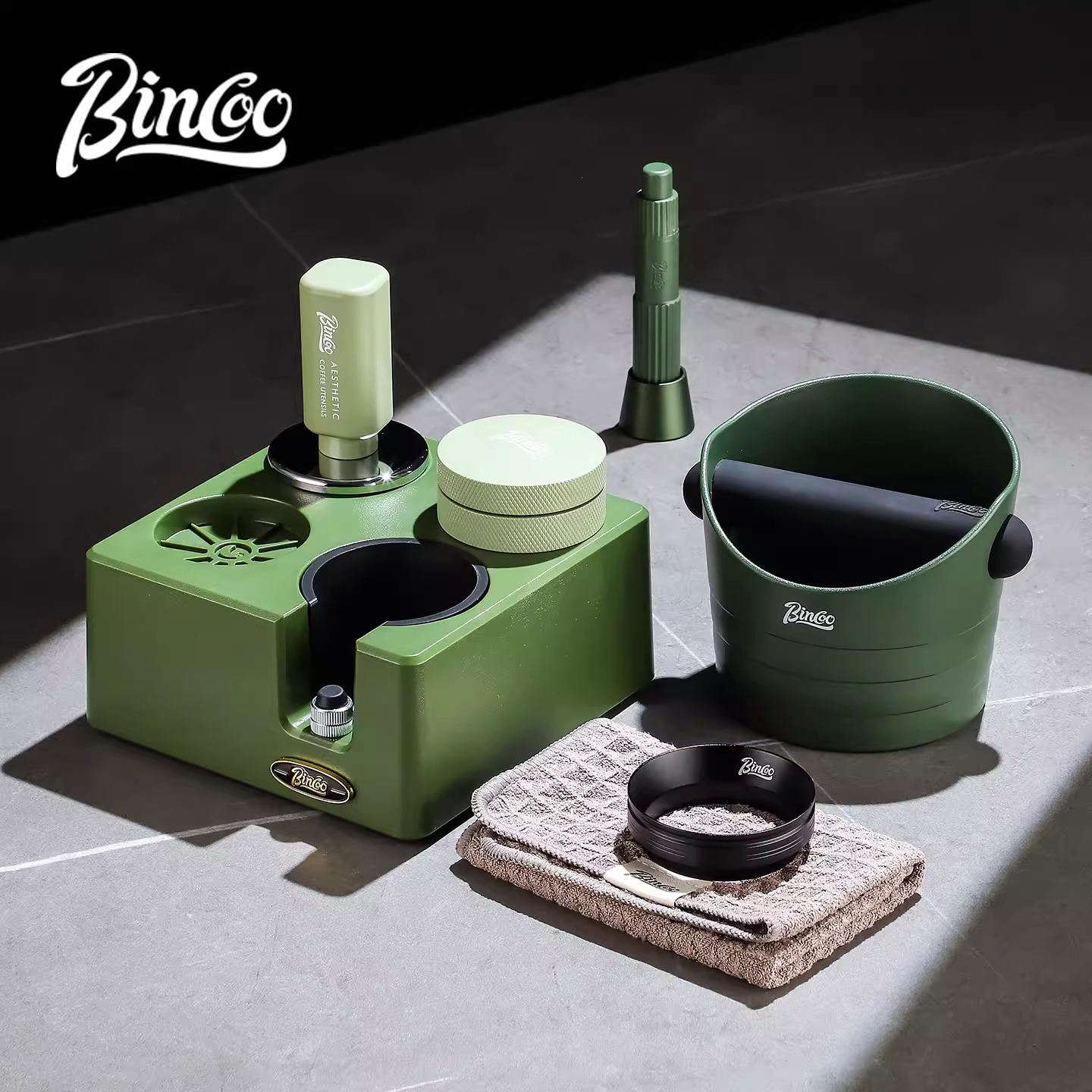 Bộ dụng cụ nén cà phê Bincoo gồm ba món: đế nén, dụng cụ phân phối, búa nén, tay cầm 51/58mm và giá đỡ.