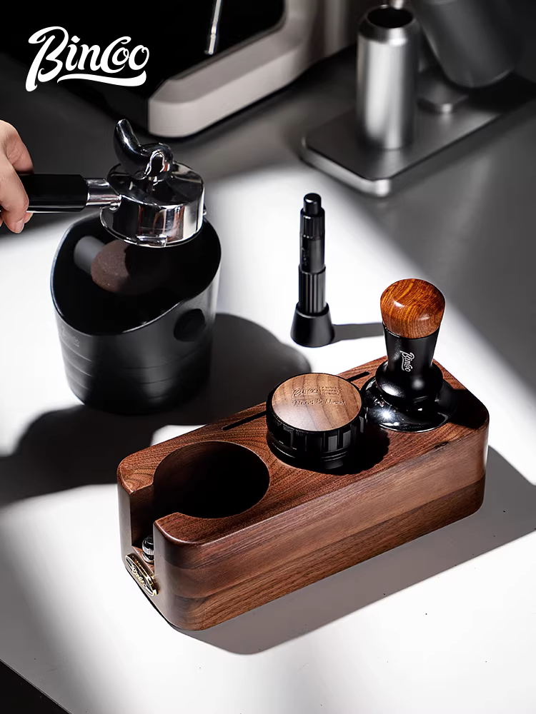 Bộ máy pha cà phê Bincoo có đế gỗ nguyên khối, kèm dụng cụ nén cà phê, dụng cụ phân phối cà phê, phụ kiện pha cà phê espresso, hộp đựng bã cà phê, hộp đựng đồ.