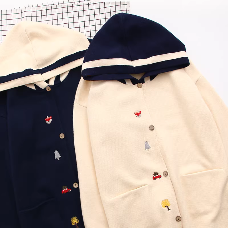 Áo khoác cardigan thêu hoạt hình Dream Box Thu 2023, phối màu, có mũ, tay dài, dáng rộng, dài qua eo