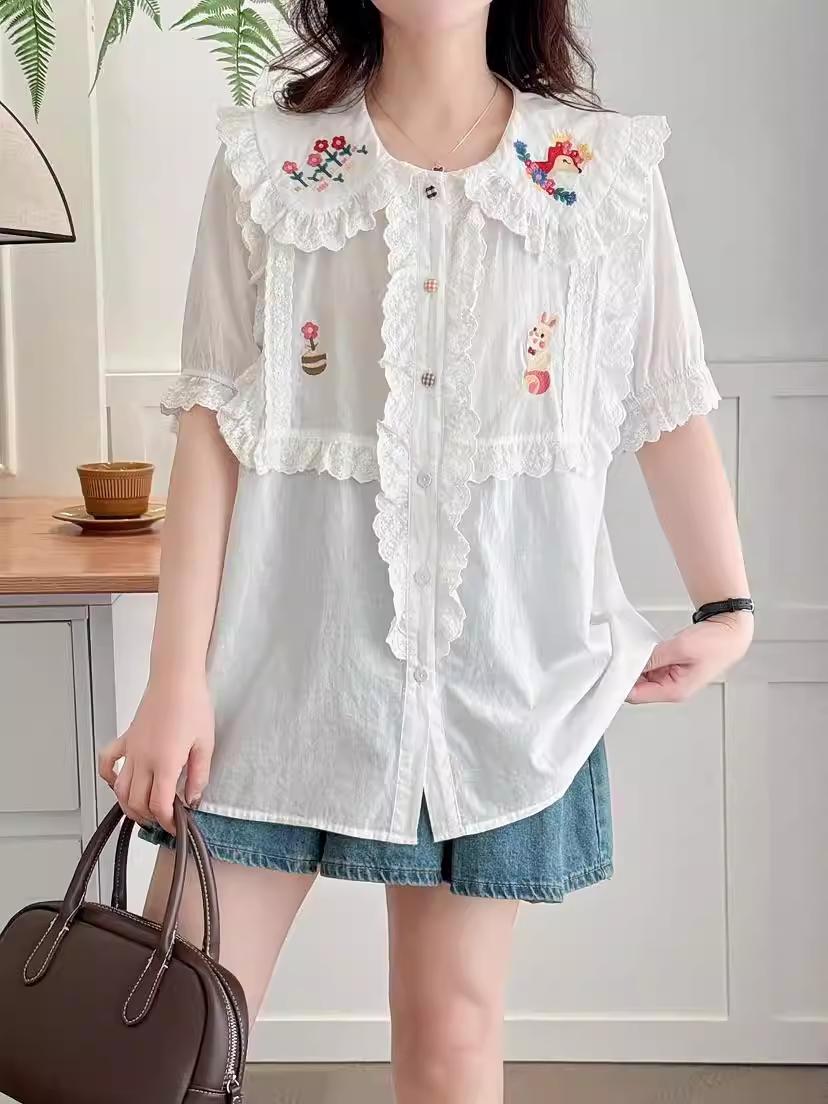 Áo sơ mi cotton thêu hoa tươi phong cách mới mùa hè 2025 Dream Box, cổ búp bê, tay ngắn, dáng rộng, kiểu dáng trẻ trung, phối ren