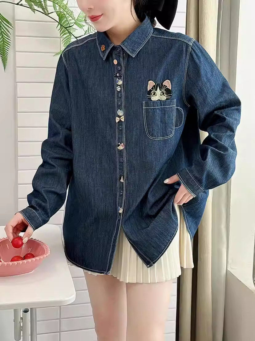 Áo sơ mi denim thêu hình mèo Dream Box 2025 Xuân mới, cổ trụ, tay dài, nhiều khuy, dáng rộng, thêu họa tiết