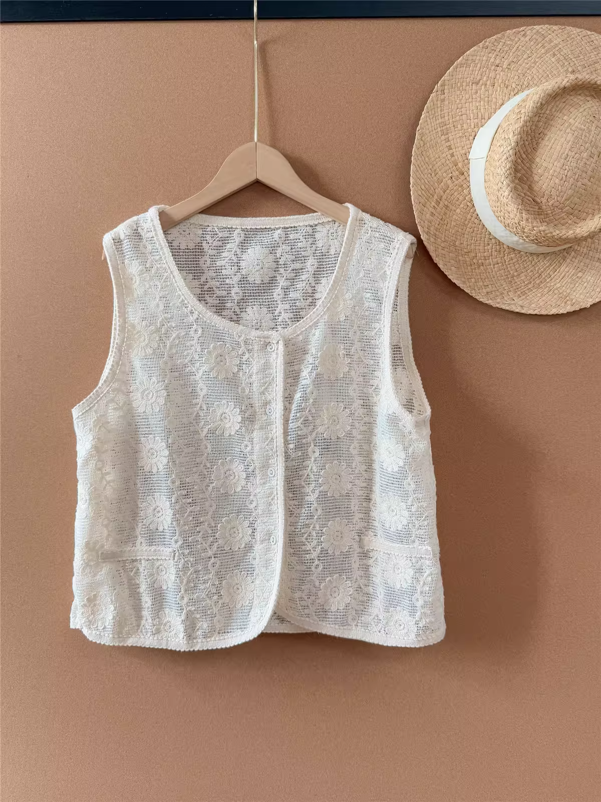 Áo gile nữ Dream Box 2025 mùa hè mới, kiểu dáng ngọt ngào, họa tiết hoa rỗng, cổ tròn, cài khuy đơn, màu trơn, chất liệu ren.