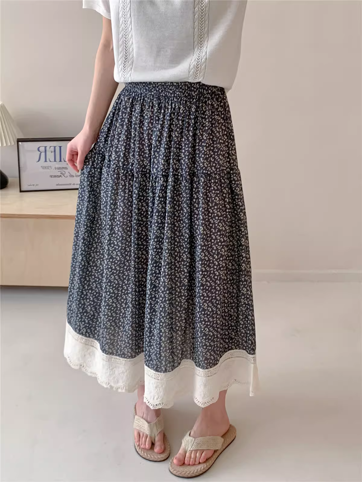 Váy cotton in họa tiết vintage mùa hè 2025 Dream Box, lưng thun, dáng chữ A, viền ren, dài qua gối