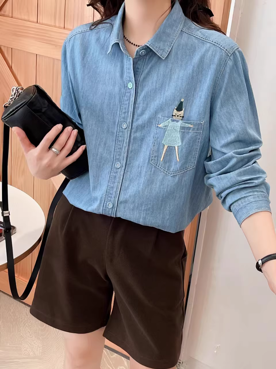 Áo sơ mi denim thêu hình mèo nữ tính Dream Box Thu 2024, cổ trụ, tay dài, dáng rộng, phong cách thường ngày