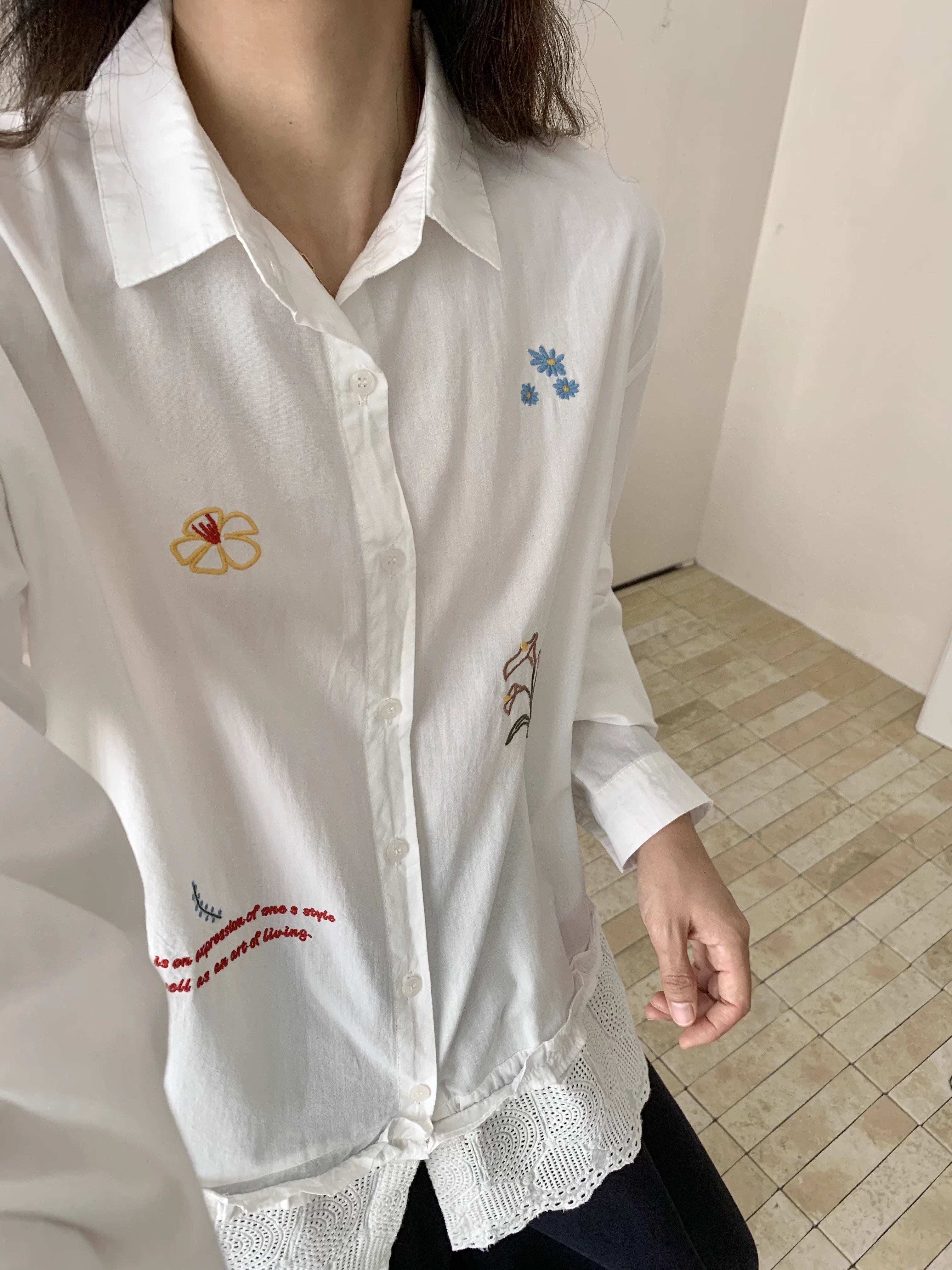 Áo sơ mi cotton thêu hoạt hình Dream Box 2025 mùa thu mới, cổ trụ, tay áo dài, dáng rộng, kiểu dáng trẻ trung, màu trắng dành cho nữ.