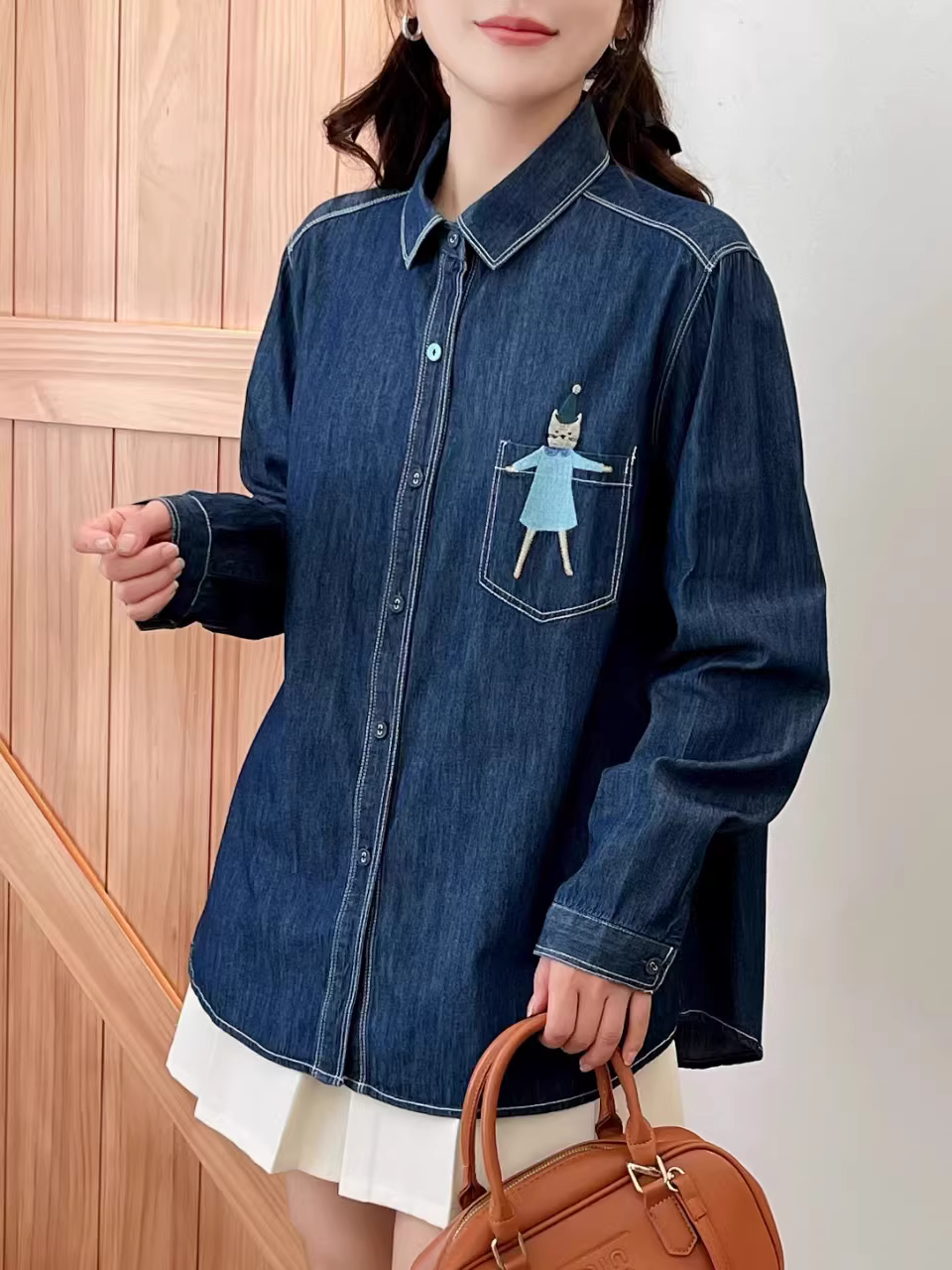 Áo sơ mi denim thêu hình mèo nữ tính Dream Box Thu 2024, cổ trụ, tay dài, dáng rộng, phong cách thường ngày