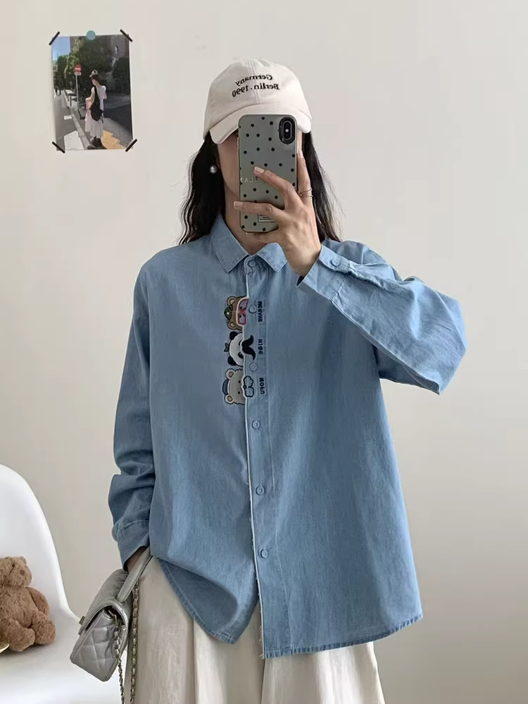 Áo sơ mi denim thêu hoạt hình Dream Box 2025 Thu mới, cổ trụ, tay áo trễ vai, dài tay, dáng rộng, áo giảm tuổi tác dành cho nữ.