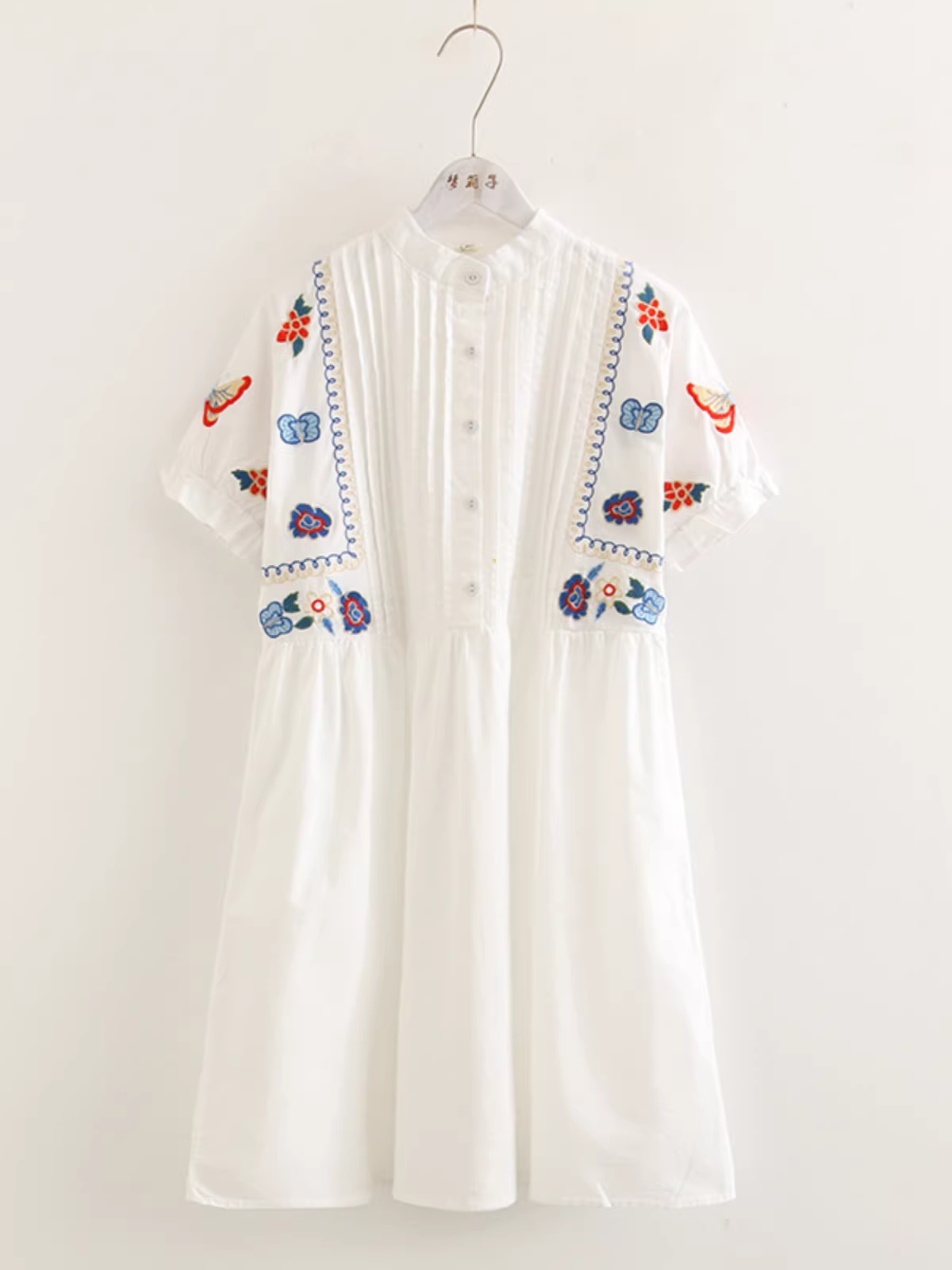 Váy cotton thêu hoa bướm mùa hè mới Dream Box 2025, cổ đứng, tay ngắn, xếp ly kiểu Mori Girl dành cho nữ