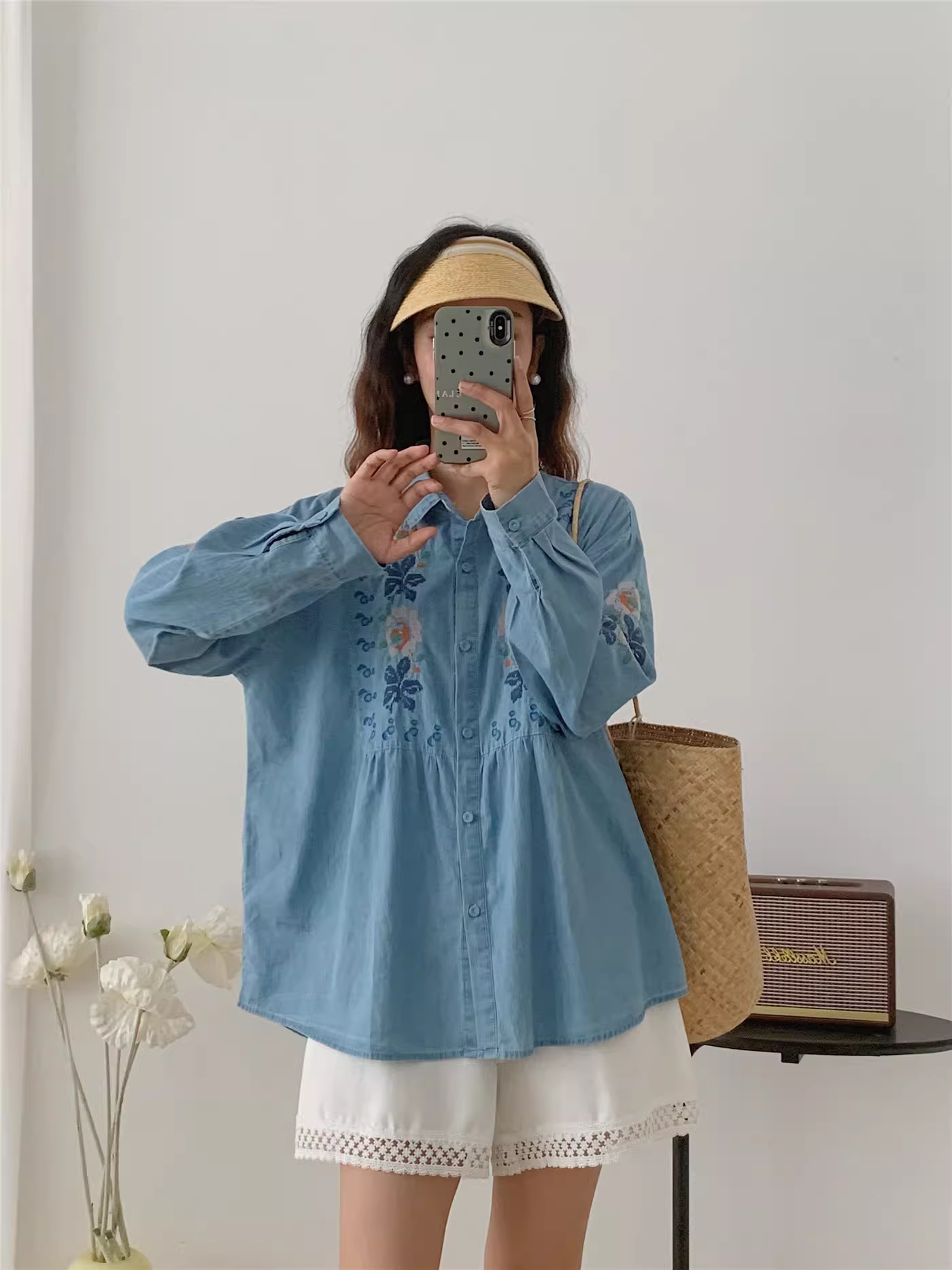 Áo sơ mi denim thêu hoa cổ điển mùa thu Dream Box 2025, cổ trụ, tay áo dài, dáng rộng, kiểu áo trẻ trung.