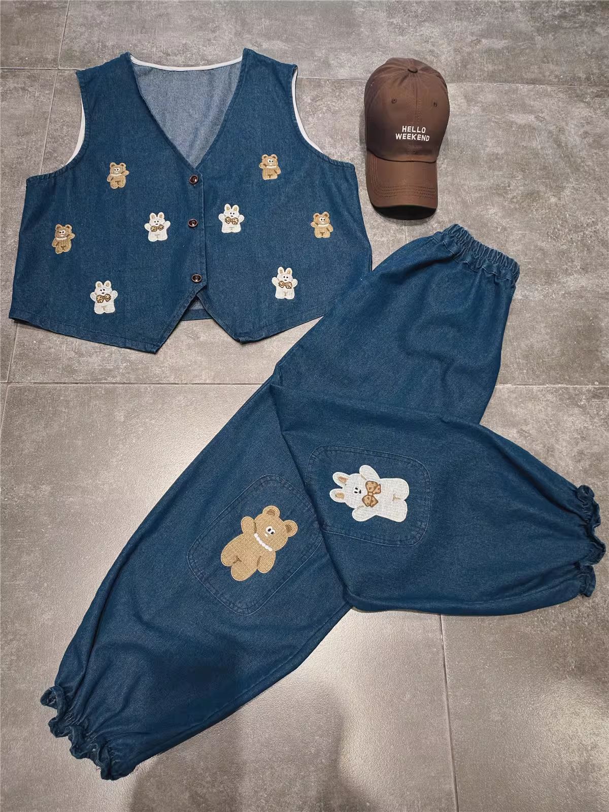 Quần đèn lồng xếp ly thêu hình gấu và thỏ kiểu mới Xuân 2024 Dream Box, lưng thun, dáng rộng, tôn dáng, màu trơn, chất liệu jean