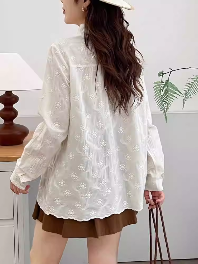 Áo sơ mi cotton thêu hoa tươi mới mùa thu Dream Box 2025, cổ trụ, tay dài, túi thêu, dáng rộng.