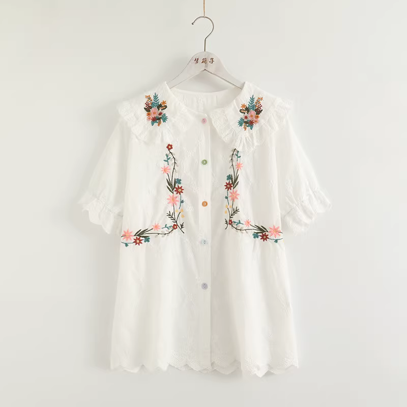 Áo sơ mi cotton thêu hoa tươi phong cách mới mùa hè 2024 Dream Box, cổ búp bê, cúc nhiều màu, tay ngắn, dáng rộng, thêu họa tiết