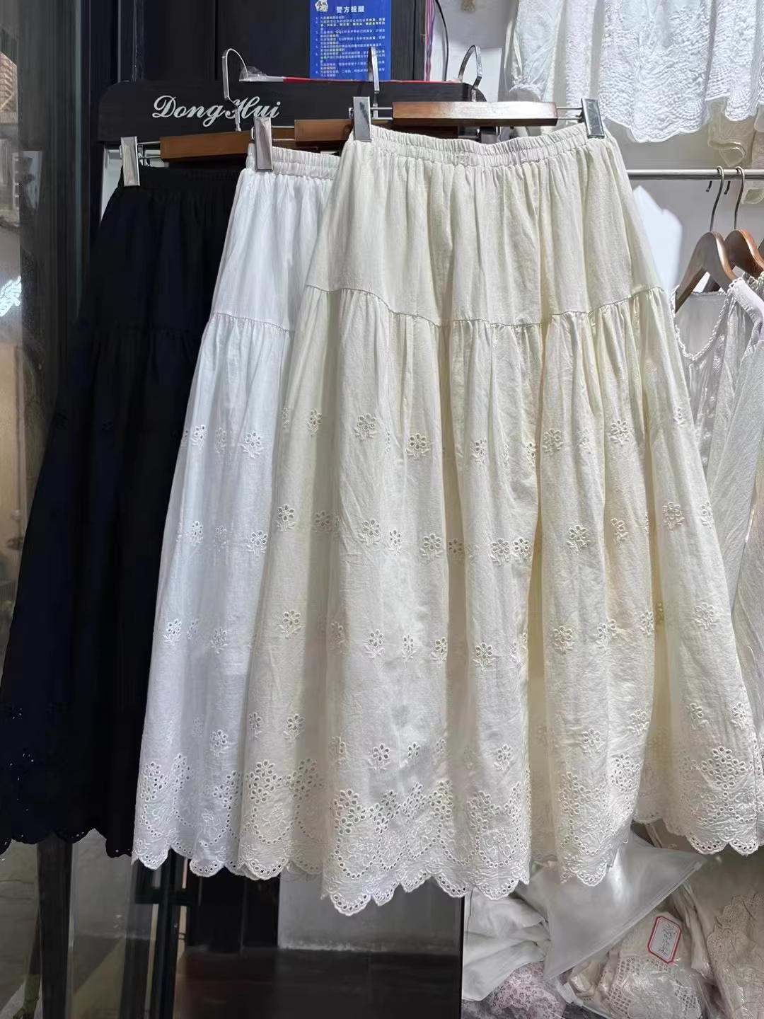 Váy cotton thêu hoa tươi phong cách mới Xuân 2024 Dream Box, lưng thun, dáng chữ A, màu trơn, dài qua gối