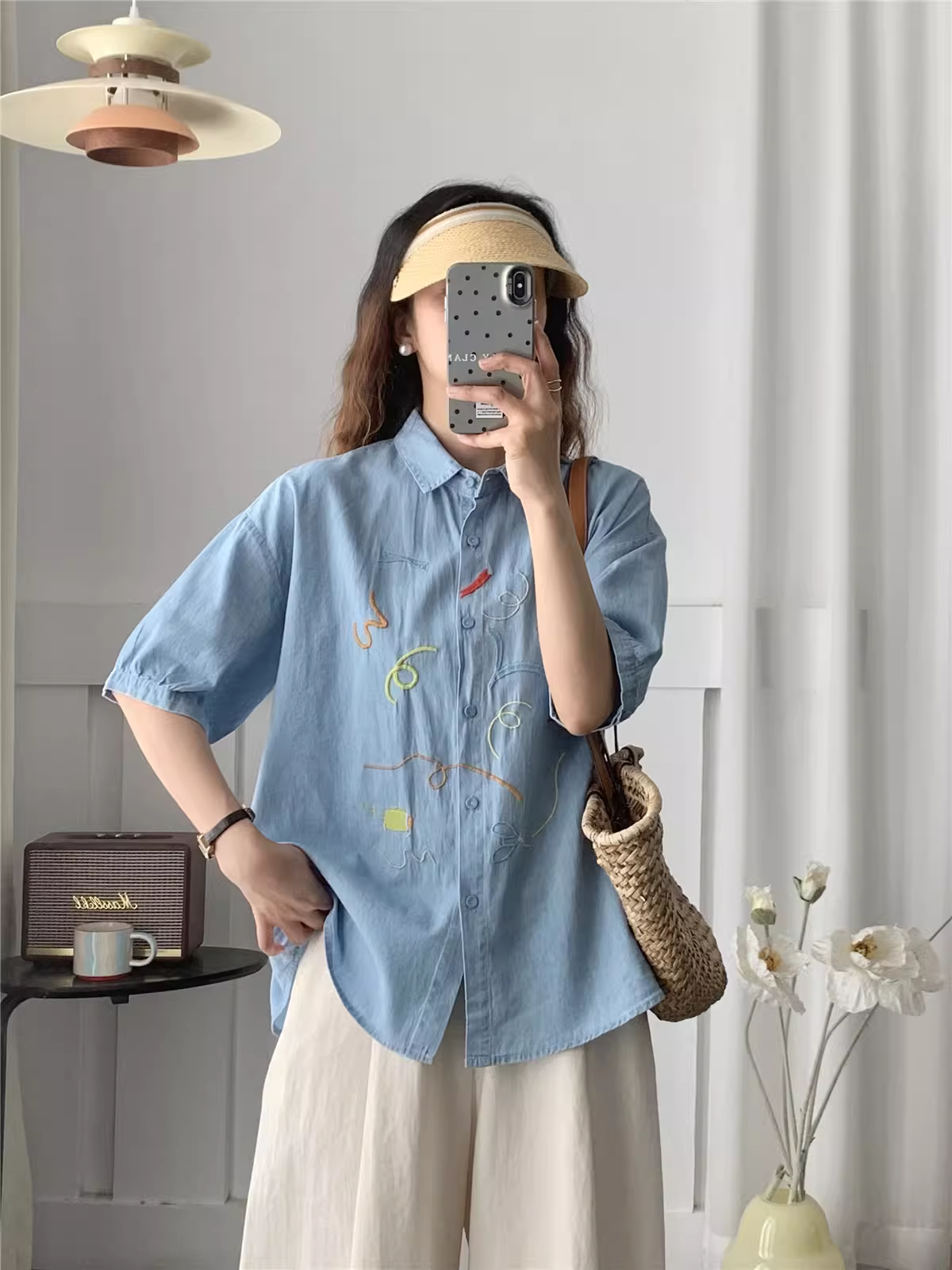 Áo sơ mi denim thêu chỉ màu graffiti mùa hè mới Dream Box 2025, cổ trụ, tay ngắn, dáng rộng, chất liệu cotton, giúp trẻ hóa khuôn mặt dành cho nữ