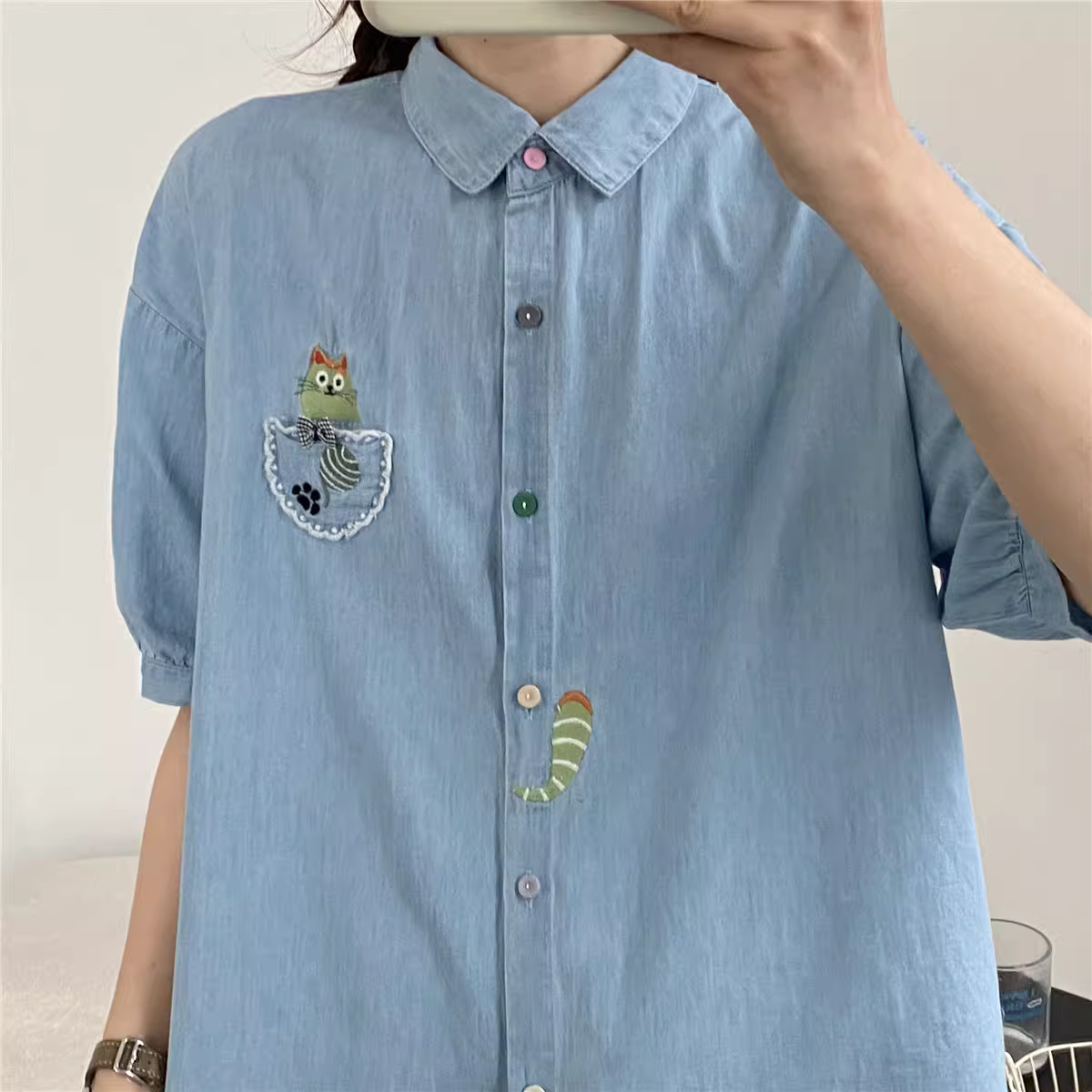 Áo sơ mi denim thêu hình mèo hoạt hình mùa hè Dream Box 2024, cổ trụ, cúc nhiều màu, tay ngắn, dáng rộng