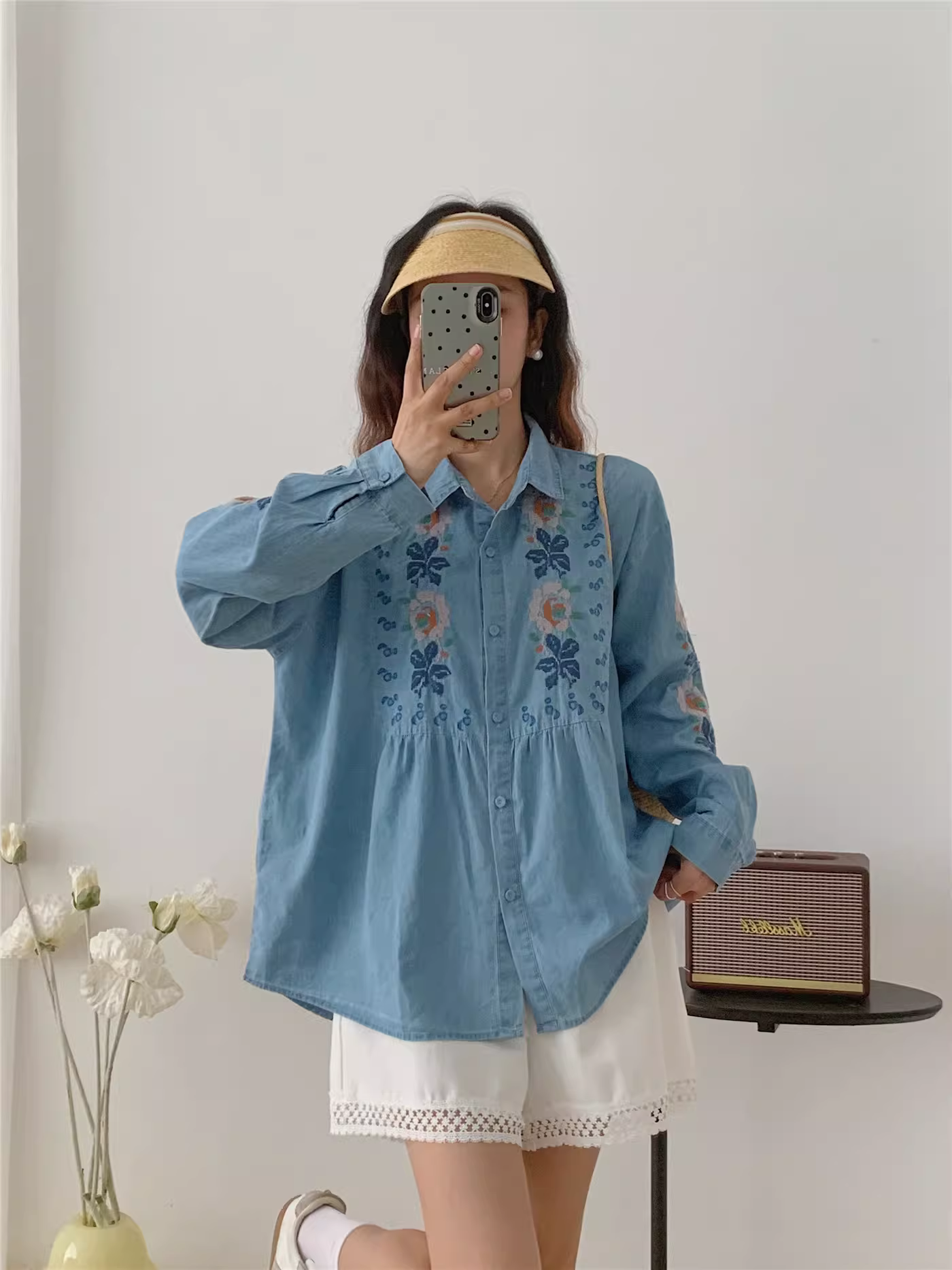 Áo sơ mi denim thêu hoa cổ điển mùa thu Dream Box 2025, cổ trụ, tay áo dài, dáng rộng, kiểu áo trẻ trung.