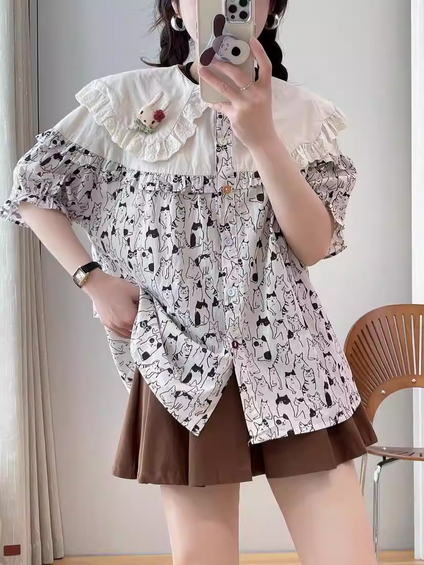 Áo sơ mi cotton in hình nhiều chú mèo hoạt hình mùa hè mới Dream Box 2024, cổ áo búp bê ren, tay ngắn bèo nhún