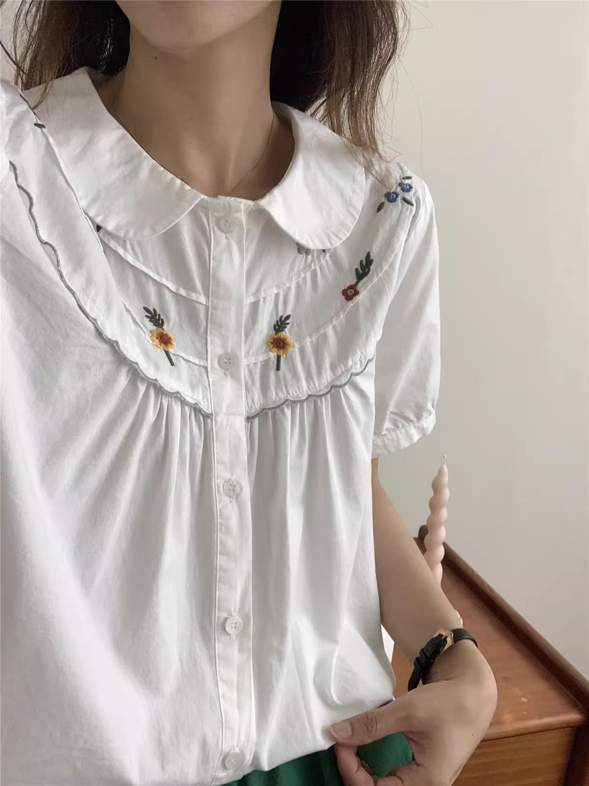 Áo sơ mi cotton thêu hoa tươi phong cách mới mùa hè 2025 Dream Box, cổ búp bê, tay ngắn, dáng rộng, trẻ trung dành cho nữ