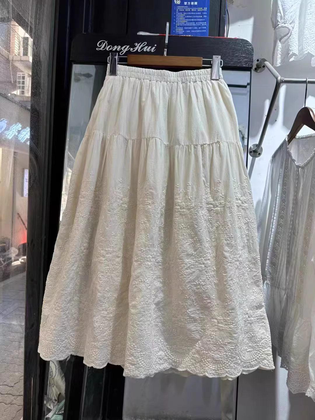 Váy cotton thêu nặng mùa xuân 2024 Dream Box, lưng thun, dáng chữ A, phong cách Mori Girl, chất liệu cotton nguyên chất, dài ngang đùi