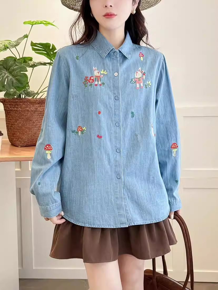 Áo sơ mi denim thêu hình thỏ nấm phong cách mới mùa xuân 2025 của Dream Box, cổ bẻ, tay dài, dáng rộng, áo giảm tuổi và làm thon gọn.