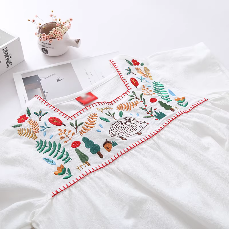 Áo sơ mi thêu hình con nhím rừng phong cách minh họa mới mùa hè 2024 Dream Box, cổ vuông, chất liệu cotton trắng