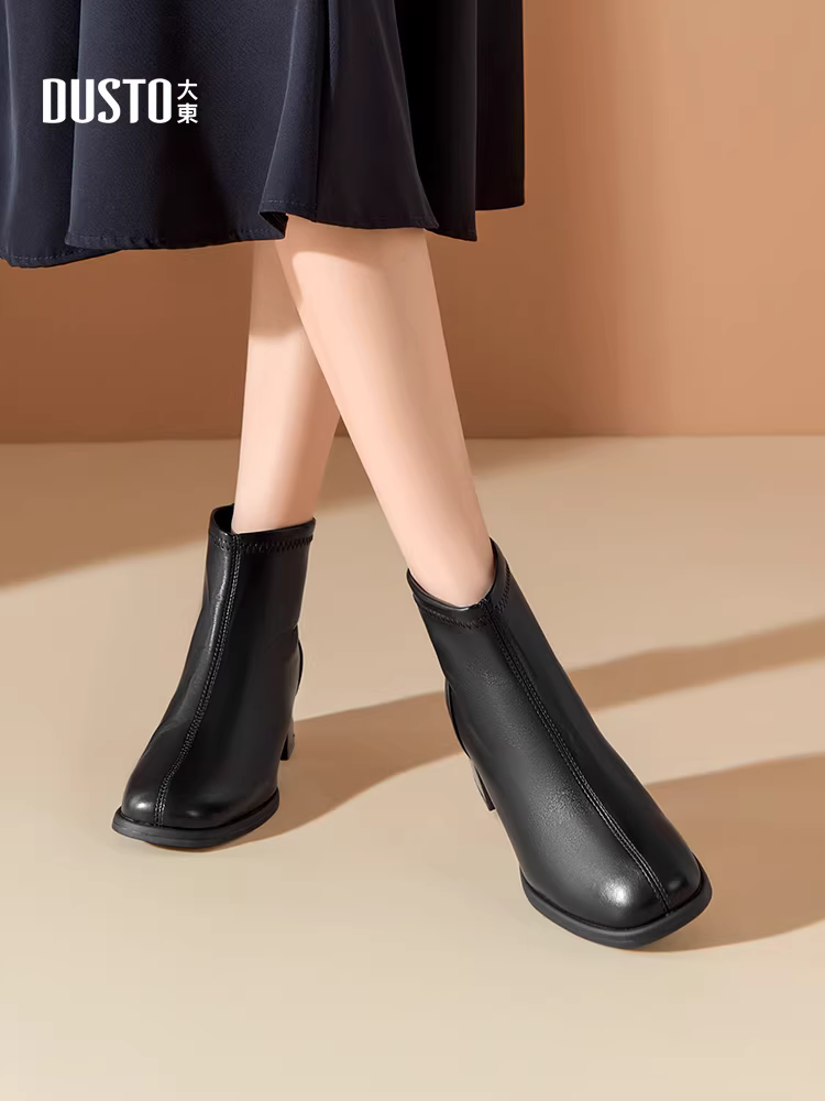 Giày bốt ngắn màu trắng Dadong dành cho nữ, mẫu mới thu đông 2025, gót dày cao, phối chân váy, kiểu Pháp.