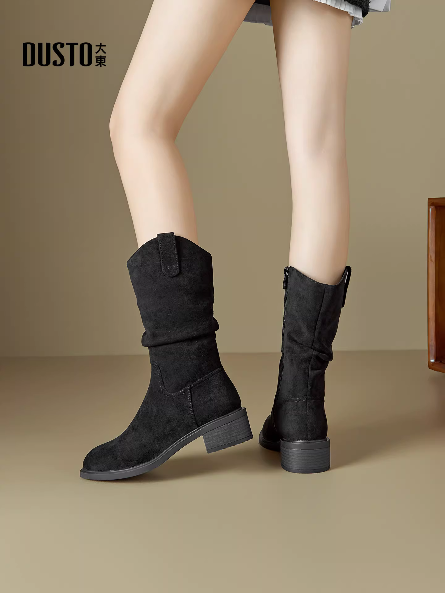 Giày bốt nữ Dadong đen cao đến giữa bắp chân, mẫu mới thu đông 2025, chất liệu da lộn xếp ly, kiểu dáng lười, gót dày, bốt ngắn, kiểu dáng ôm sát.