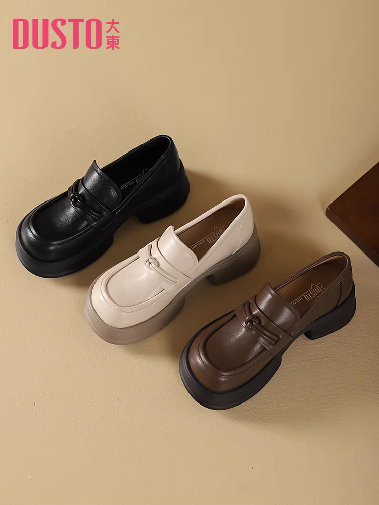 Giày lười kiểu Anh Dadong dành cho nữ 2025, mẫu mới thu đông, đế dày tăng chiều cao, gót chunky, chất liệu da đen, kiểu lười không dây.