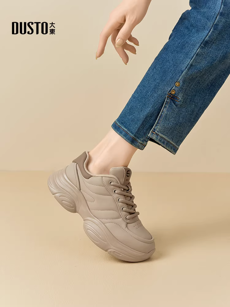 Giày thể thao đế bánh mì nữ, giày đen mùa thu đông 2025 mới, giày thể thao thường ngày, giày tăng chiều cao.