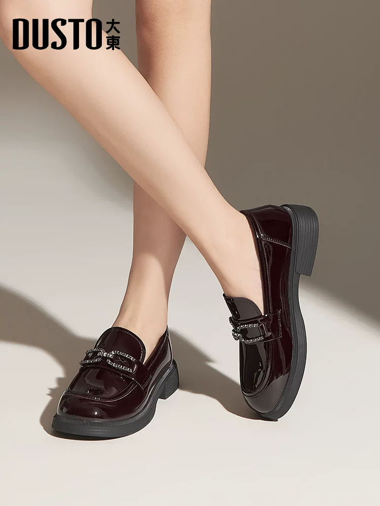 Giày lười đế dày Dadong dành cho nữ 2025, mẫu mới thu đông, chất liệu da bóng, kiểu dáng công sở, màu đen, gót dày, phong cách Anh, giày da nhỏ gọn.