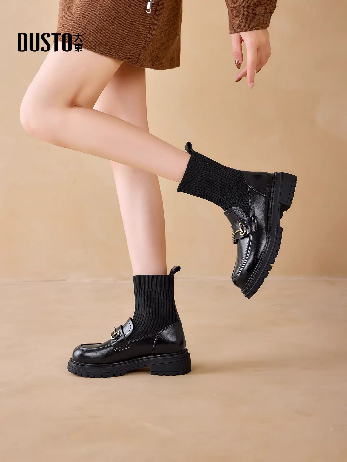 Giày bốt cổ ngắn đế dày Dadong dành cho nữ, mẫu mới thu đông 2025, kiểu lười tất đen, có lót lông, chất liệu thun ôm sát chân.
