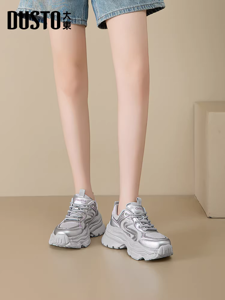 Giày thể thao bố màu bạc dành cho nữ, mẫu mới thu đông 2025, đế dày tăng chiều cao, giày thể thao đa năng nhẹ nhàng.