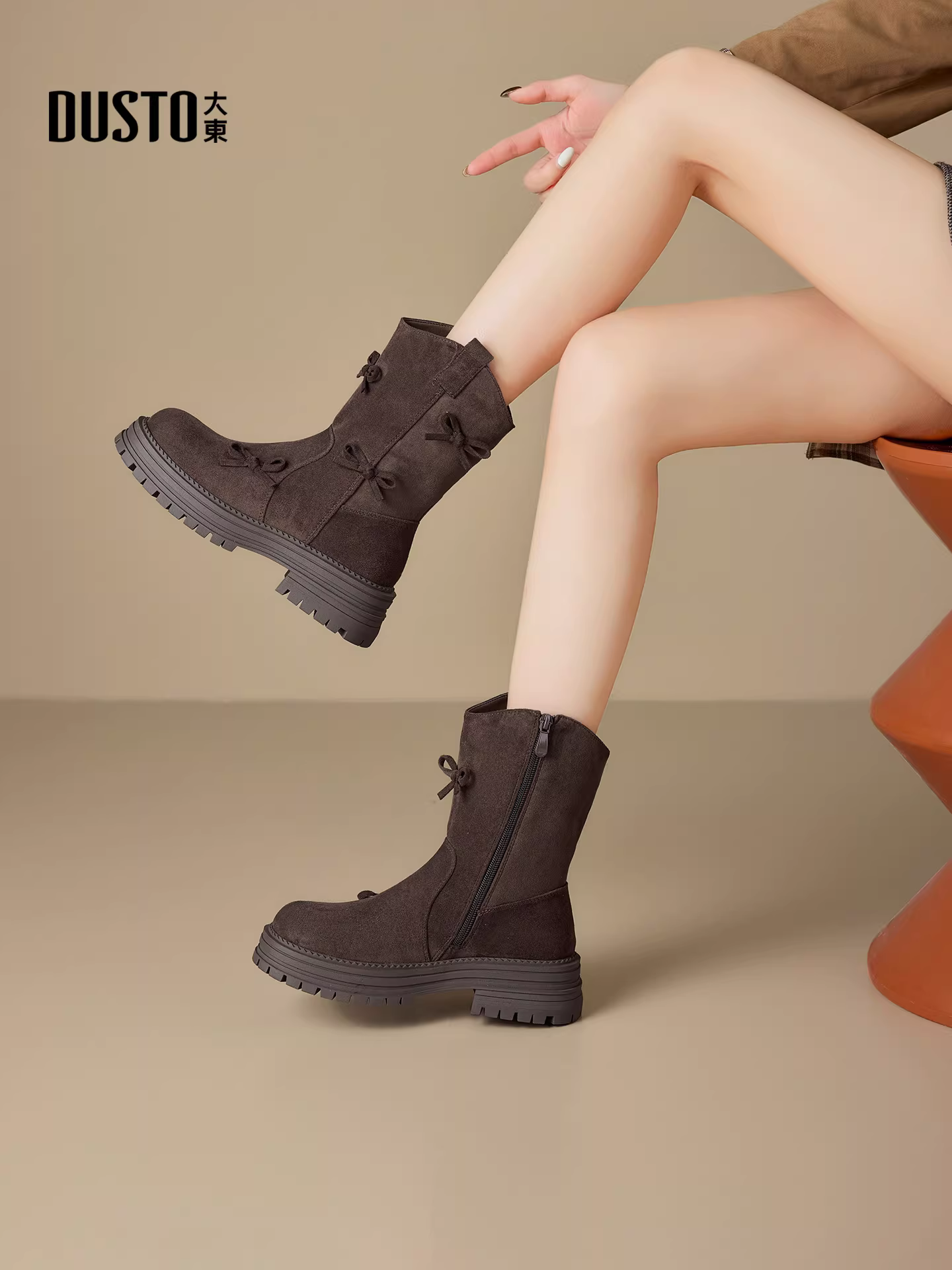 Giày bốt cổ ngắn đế dày Dadong rất thời trang dành cho nữ, giày nữ mùa đông mới 2025, lót lông cừu, gót dày, bốt thắt nơ, bốt ôm dáng.