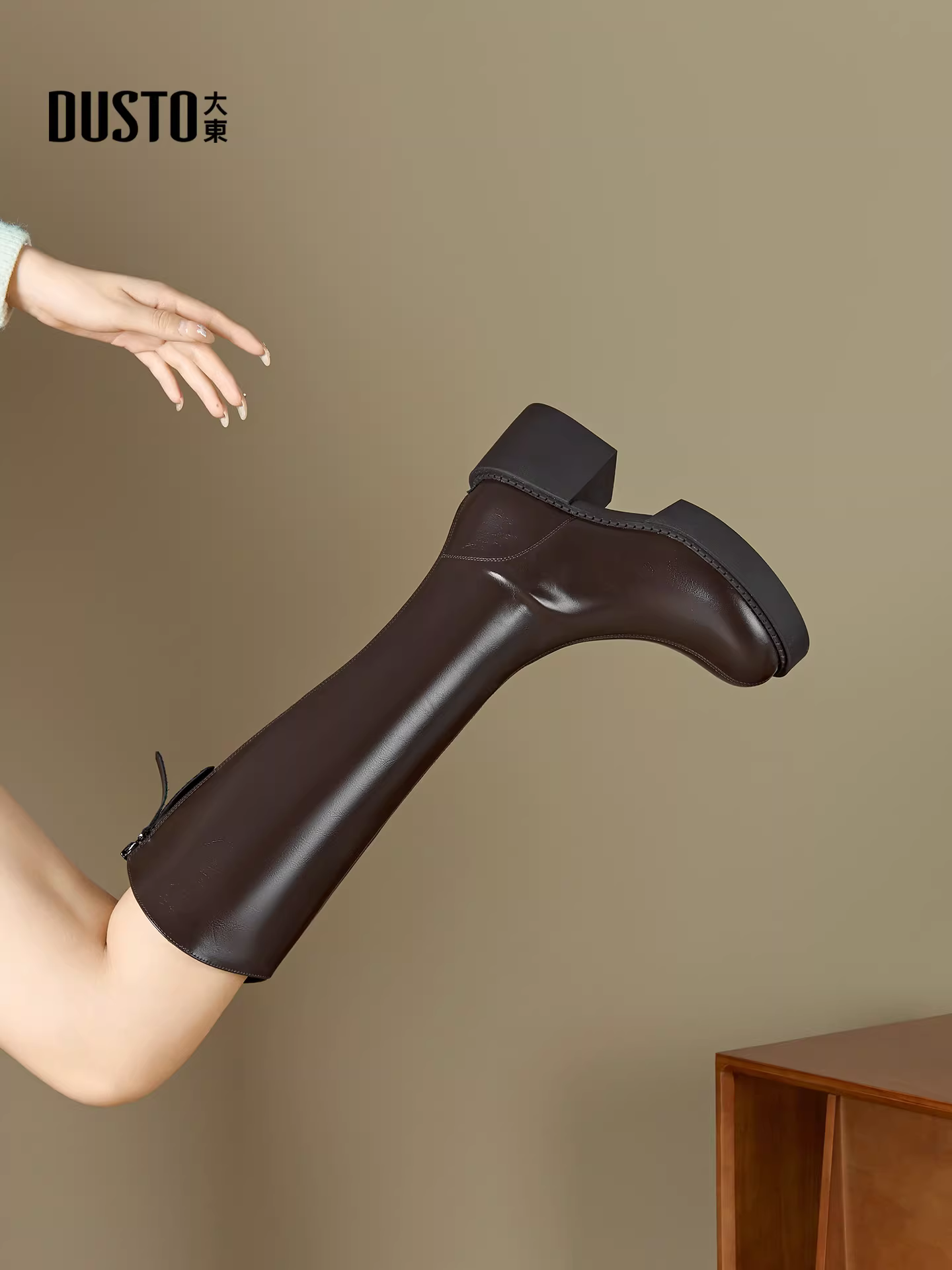 Giày bốt cao gót đế dày Dadong dành cho nữ, mẫu mới thu đông 2025, đế dày tăng chiều cao, kiểu dáng ôm dáng, màu đen.