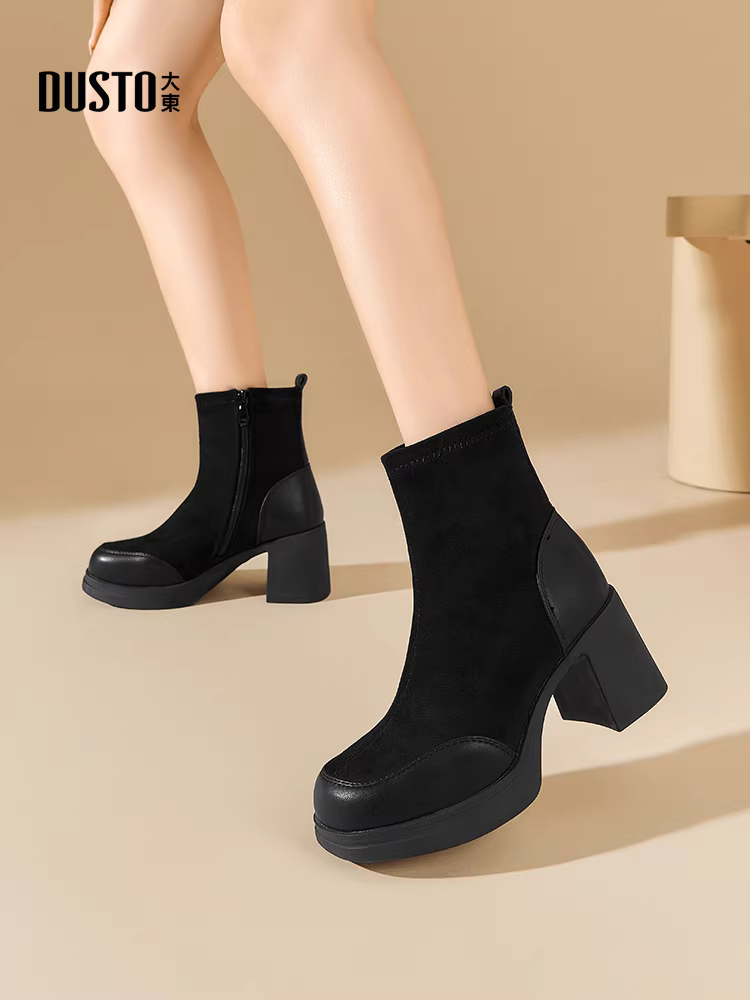 Giày bốt ngắn màu đen Dadong dành cho nữ 2025, kiểu mới thu đông, gót dày, cao gót, đế dày, mũi tròn, chất liệu thun ôm chân.