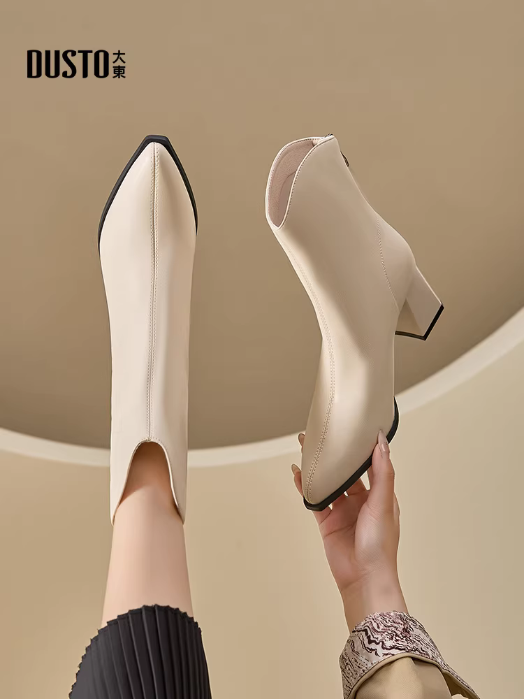Giày bốt cao gót ngắn Dadong dành cho nữ, mẫu mới mùa thu đông 2025, bốt Chelsea trắng, gót thô mũi nhọn, kiểu dáng ôm sát kiểu Pháp.